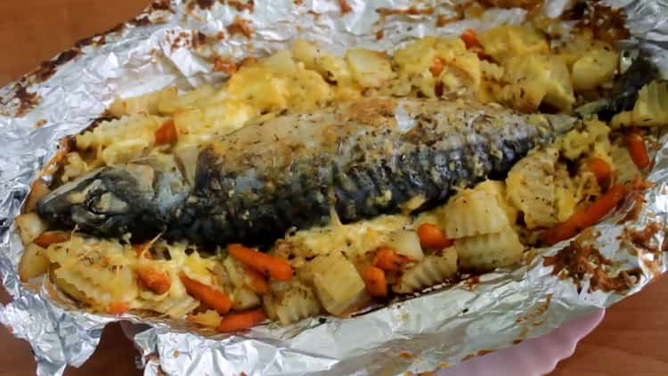 Um Makrele mit Gemüse im Ofen zu kochen, backen Sie Fisch