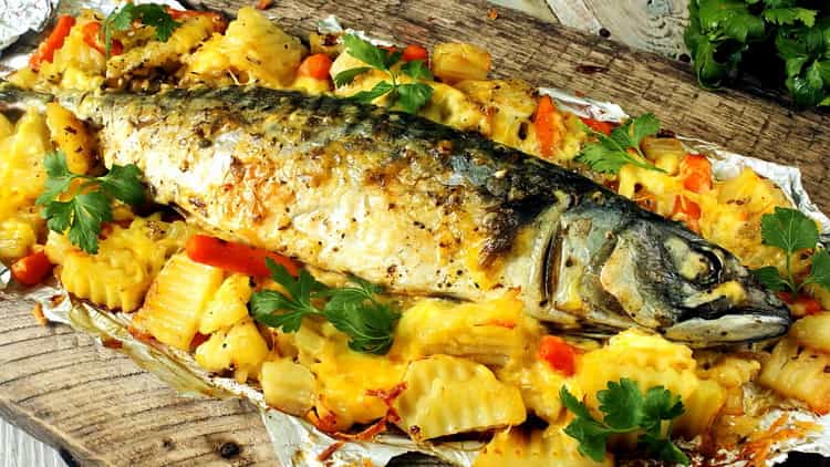 Oven na inihurnong mackerel na may mga gulay sa oven