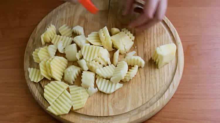 Για να προετοιμάσετε το σκουμπρί με λαχανικά στο φούρνο, προετοιμάστε τα συστατικά
