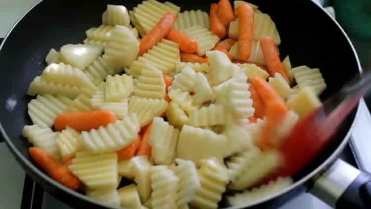 A sült makréla zöldségekkel történő főzéséhez süssük meg a zöldségeket