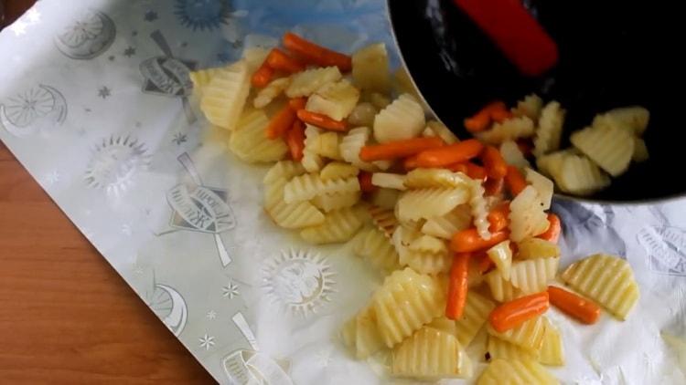 Um Makrelen mit Gemüse im Ofen zuzubereiten, bereiten Sie die Folie vor