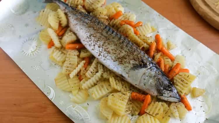 Um Makrelen mit Gemüse im Ofen zuzubereiten, bereiten Sie die Gewürze vor