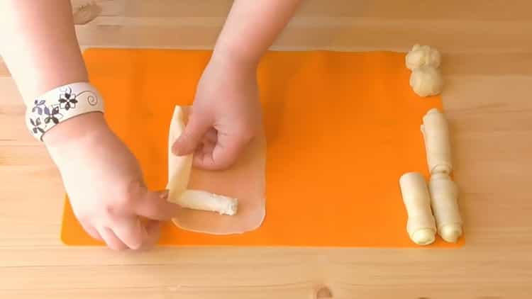 За да приготвите бутер тесто с пазаруване, разстелете пълнежа върху тестото