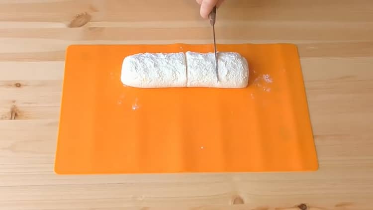 За да приготвите бутер тесто с баничка, нарежете пълнежа