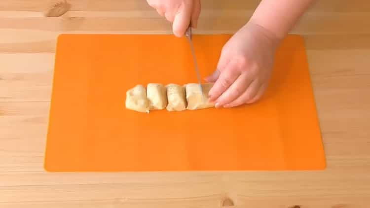 Schneiden Sie den Teig, um Blätterteig mit Schnäppchen zuzubereiten