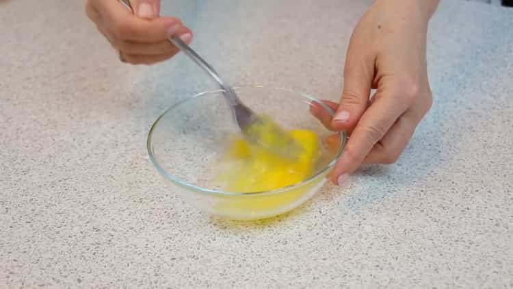 За да направите бутер тесто, разбийте яйцата.