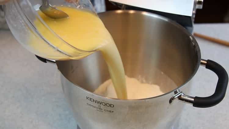 Комбинирайте съставките, за да направите бутер тесто