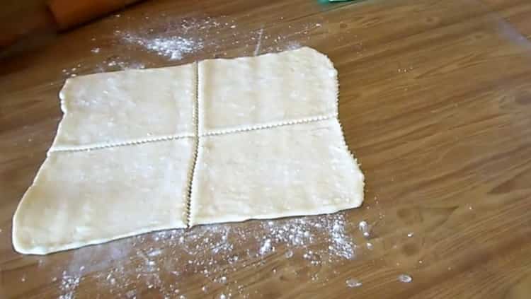 За да направите бутер от бутер тесто, нарежете тестото
