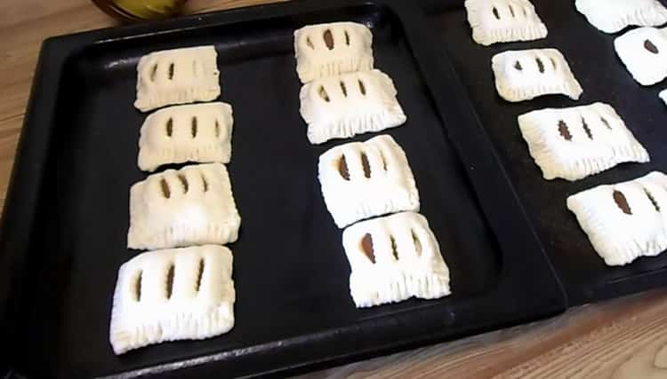 За да приготвите бутер тесто, подгответе лист за печене