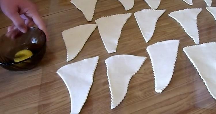 Chcete-li udělat obláčky z listového těsta, nakrájejte těsto