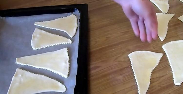 За да приготвите бутер от бутер тесто, наредете заготовките върху лист за печене