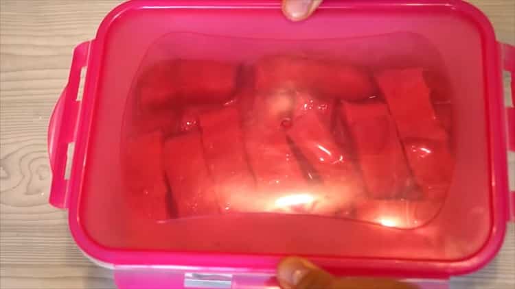 Per preparare il salmone rosa salato per il salmone, coprire il contenitore con un coperchio