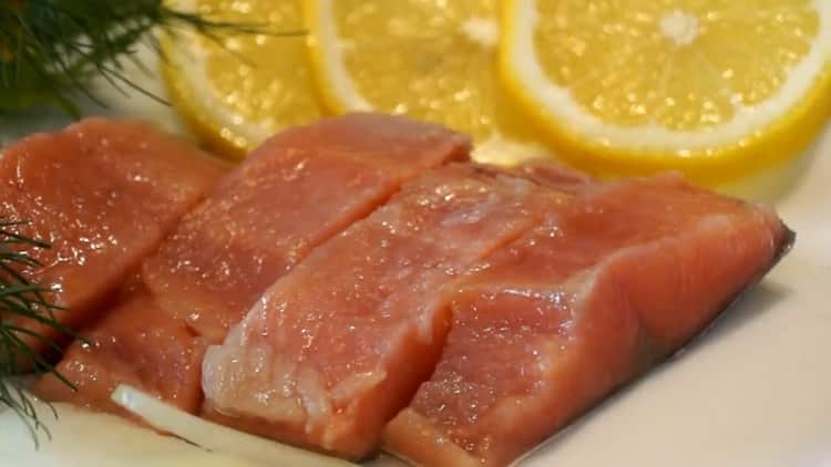 il salmone rosa salato per il salmone a casa è pronto