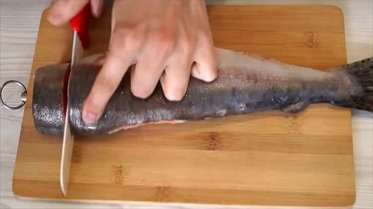 Pro přípravu soleného růžového lososa na lososa nakrájejte ryby