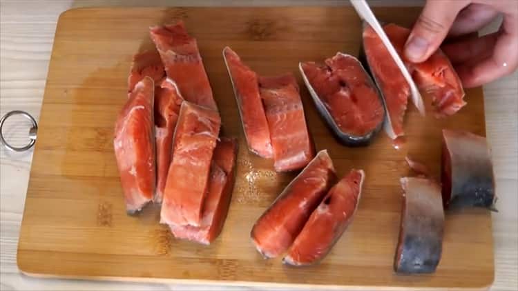 Upang ihanda ang inaswang kulay rosas na salmon para sa salmon, gupitin ang mga piraso