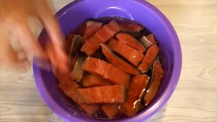 Per preparare il salmone rosa salato sotto il salmone, metti il ​​pesce in salamoia
