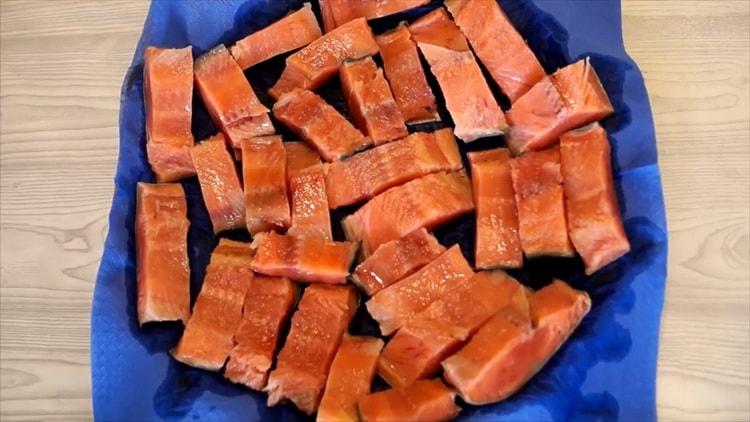 Per preparare il salmone rosa salato per il salmone, metti il ​​pesce su un tovagliolo