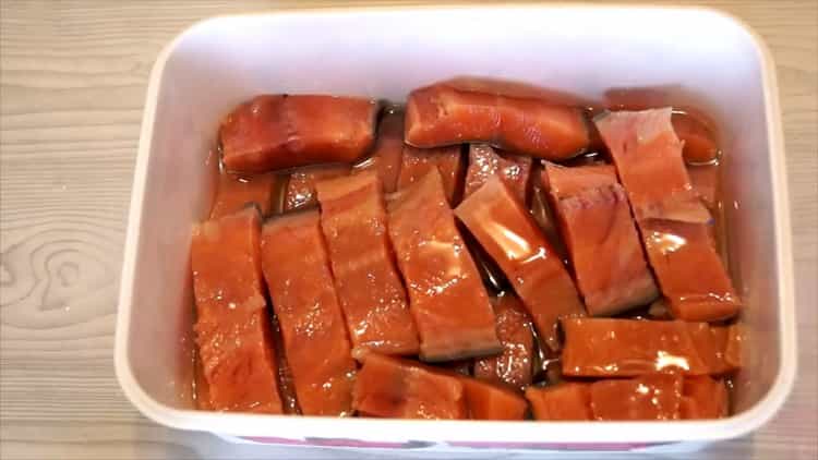 Um gesalzenen rosa Lachs für Lachs vorzubereiten, legen Sie den Fisch in einen Behälter
