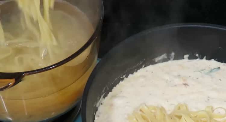 Mischen Sie die Zutaten, um Garnelen-Spaghetti zu machen.
