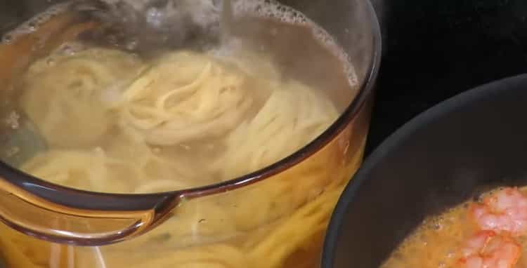 Norėdami gaminti spagečius su krevetėmis, įpilkite vandens