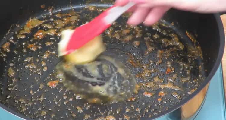 Για να φτιάξετε σπαγγέτι γαρίδας, τηγανίστε τα υλικά
