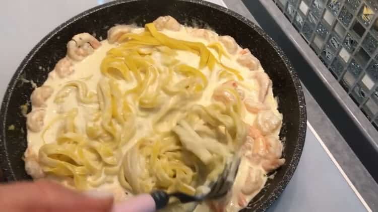 Spaghetti na may mga hipon sa isang creamy sauce ayon sa isang hakbang-hakbang na recipe na may larawan