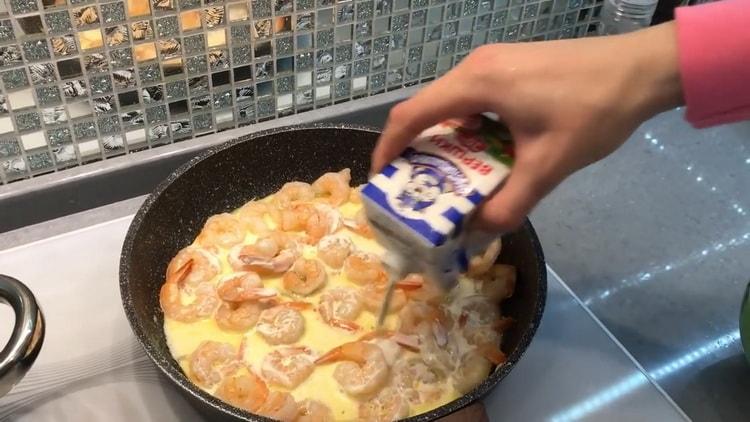 Chcete-li připravit krevety špagety ve smetanové omáčce, přidejte smetanu