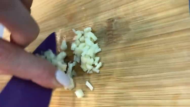 Για να παρασκευάσετε σπαγγέτι γαρίδας σε μια κρεμώδη σάλτσα, ετοιμάστε τα συστατικά