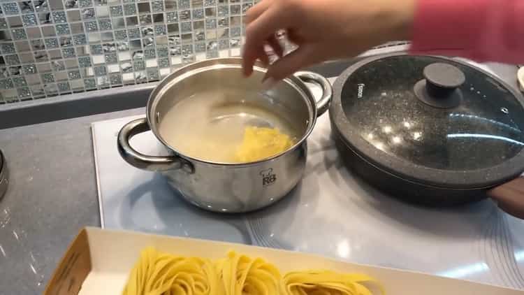 Per preparare gli spaghetti ai gamberi in salsa cremosa, prepara i noodles