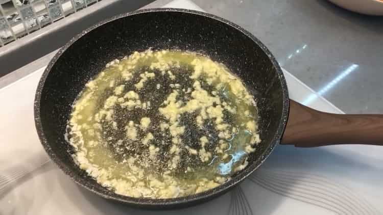 لطهي الاسباجيتي مع الروبيان في صلصة كريمية ، يقطع الثوم