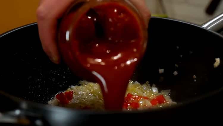 Įpilkite pomidorų, kad pagamintumėte spagečius