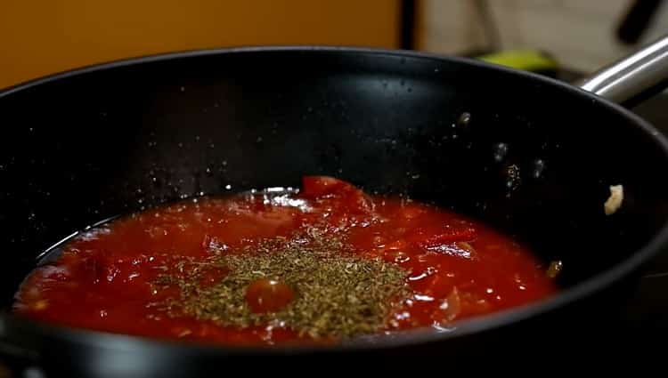 Fügen Sie Gewürze hinzu, um Spaghetti zu machen