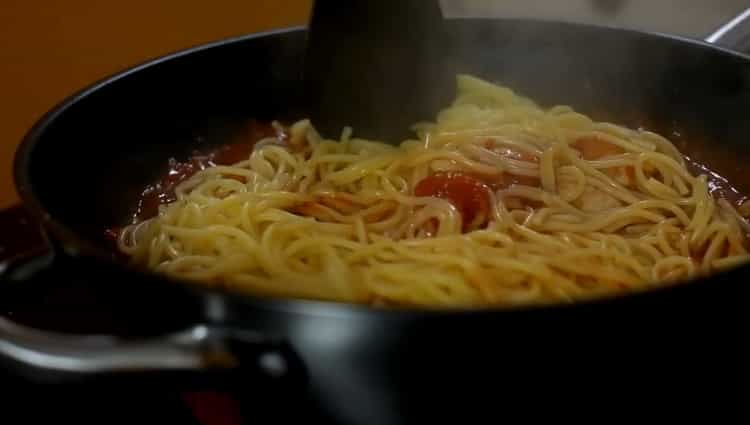 Keverje hozzá az összetevőket a spagetti előállításához.