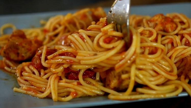 Norėdami paruošti spagečius, paruoškite viską, ko jums reikia