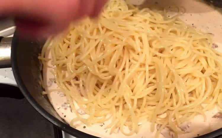Per mescolare gli spaghetti ai frutti di mare, mescola gli ingredienti.