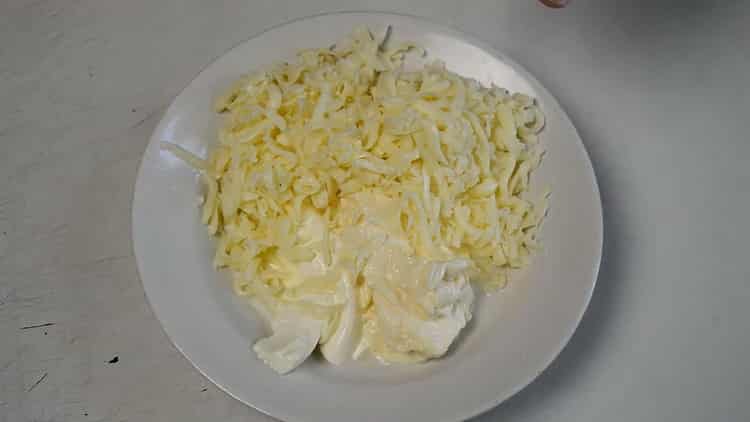 Reiben Sie Käse, um Spaghetti mit Hackfleisch zuzubereiten