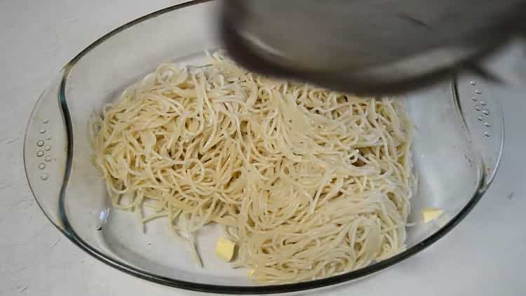 Zum Kochen von Spaghetti mit Hackfleisch auslegen eine Form vorbereiten