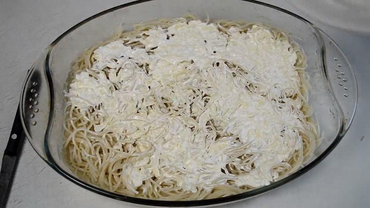 Disporre strati di spaghetti con carne macinata.
