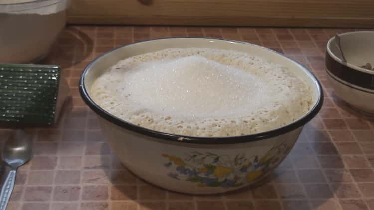 Омесете тестото според рецептата за приготвяне на древна великденска торта