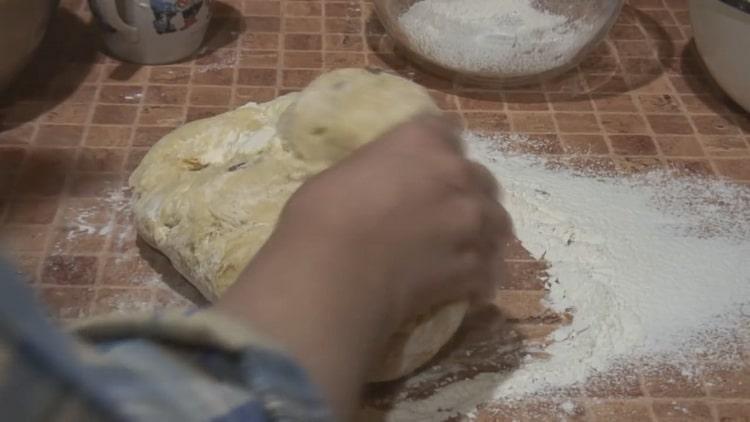 طبقًا للوصفة لصنع كعكة عيد الفصح القديمة ، تحضير العجينة