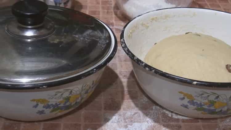 Pagal senovinio Velykų pyrago gaminimo receptą leiskite tešlai pastovėti