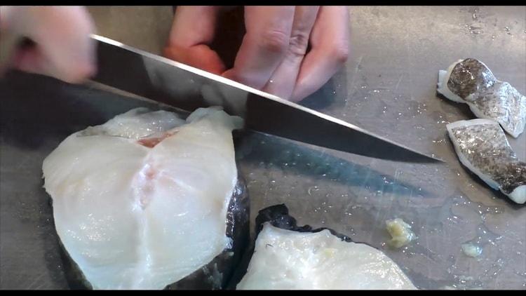 Reinigen Sie den Fisch, um das Welssteak im Ofen zuzubereiten