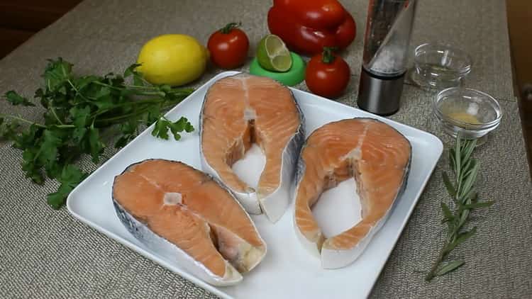 Per preparare una bistecca di salmone in una padella, preparare gli ingredienti