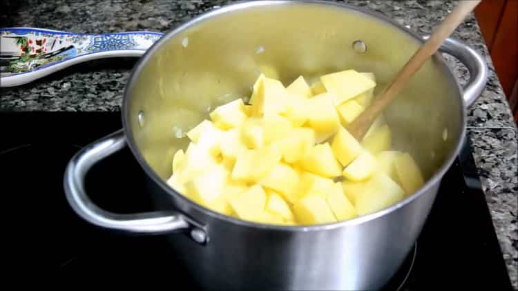 За да направите супа от скумрия, нарежете картофи