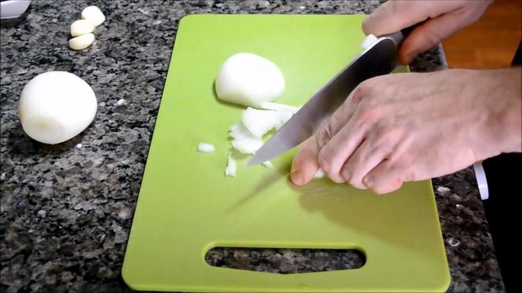 Per preparare la zuppa di sgombro, tagliare la cipolla