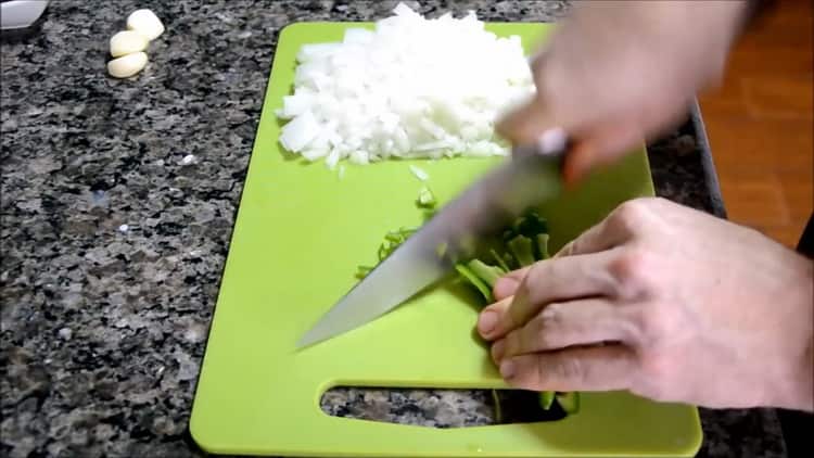 Κόψτε το πιπέρι για να κάνετε σούπα σκουμπριού