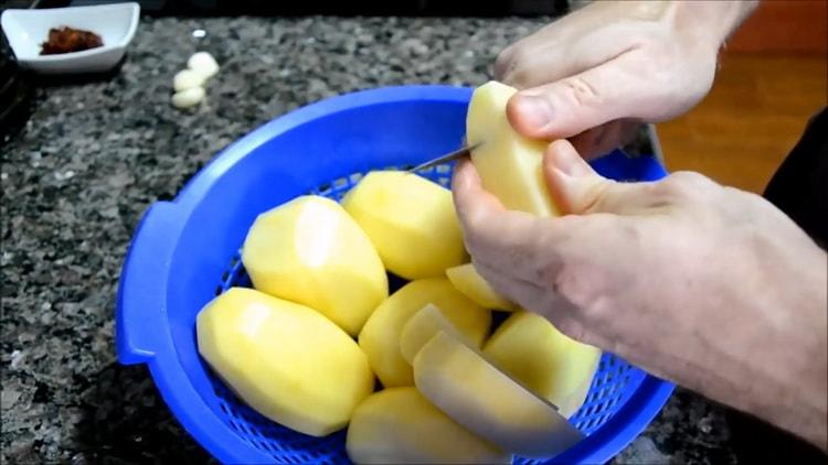 За да направите супа от скумрия, нарежете картофи