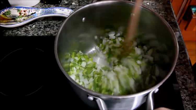 Friggi le verdure per preparare la zuppa di sgombro