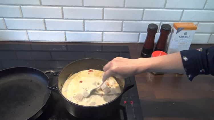 Aggiungi la panna per preparare la zuppa di merluzzo