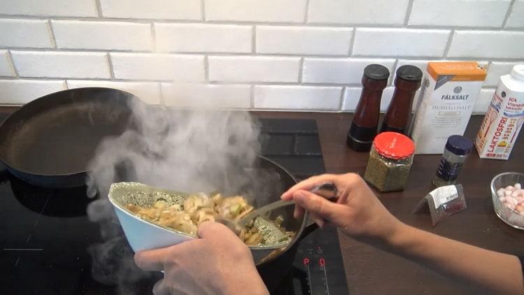 Friggi le verdure per preparare la zuppa di merluzzo